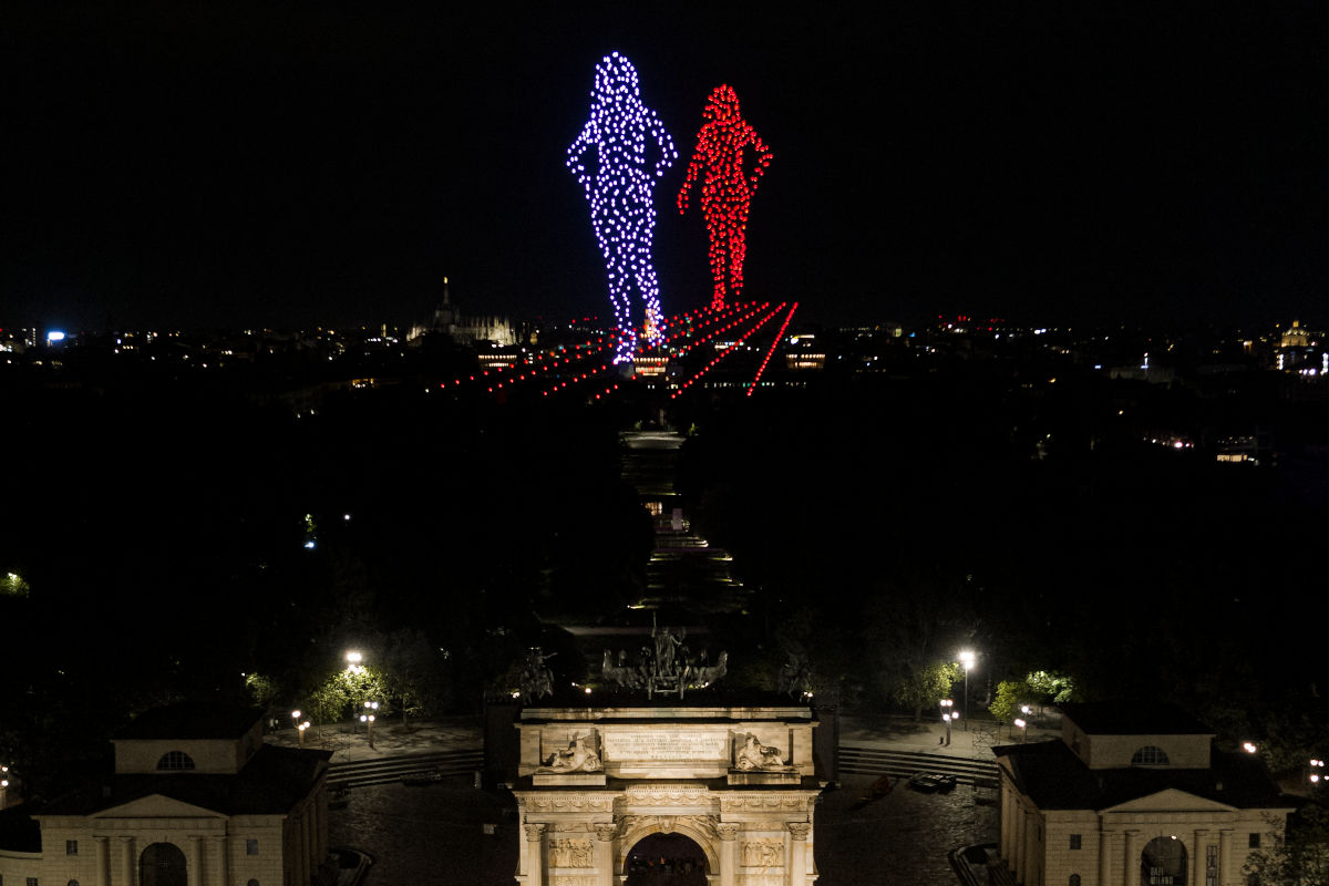 Campari celebra Milano con uno spettacolare drone show in cielo